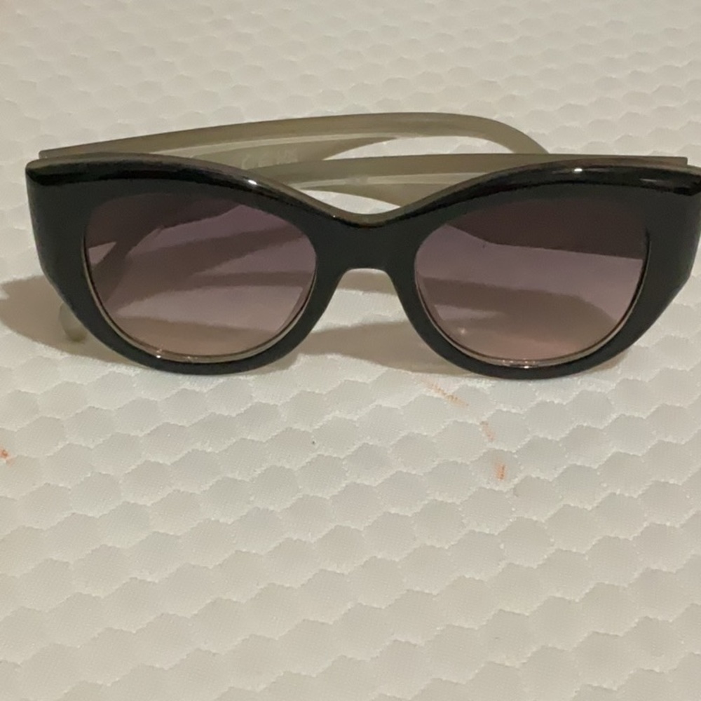 VINCE CAMUTO Sunglasses